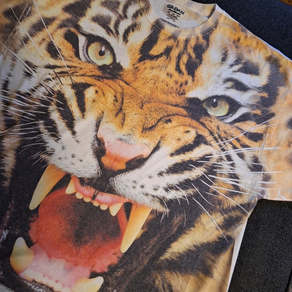 ☆[[Gildan]]☆ Large Tiger print tee.